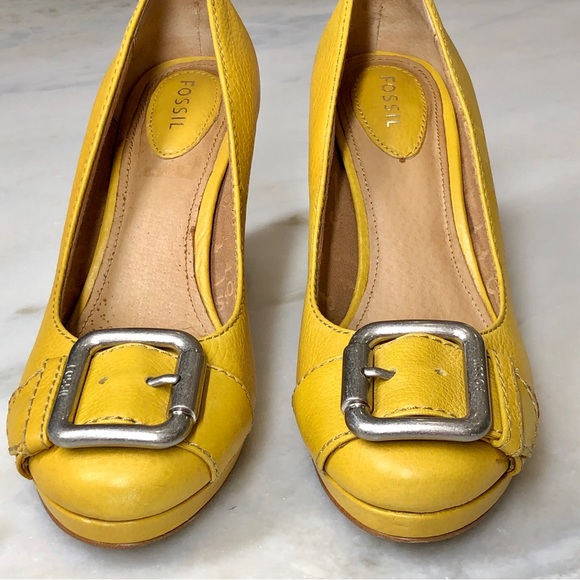 Fossil Maddox Mustard Leather chunky block heel with silver buckle toe pump. 8 - Picture 2 of 12